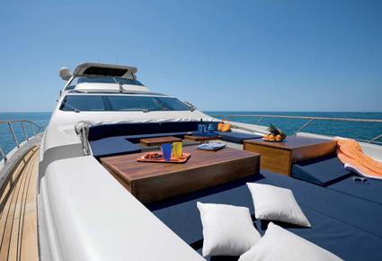 Azimut Grande 100 يخت ديناميكي يحضن المالك، ضيوفه والطاقم